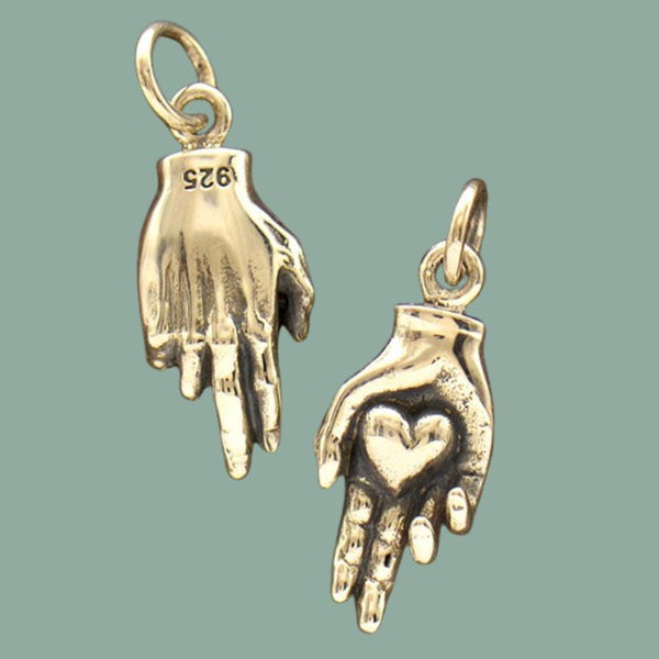 Srebrny wisiorek z serduszkiem i dłonią – Miłość i przyjaźń