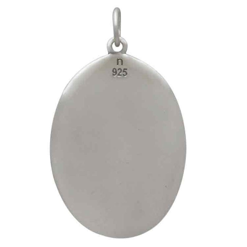 Op de afbeelding: Zilverkleurige hanger met een ovale vorm en een lus aan de bovenkant voor een ketting. De achterkant van de hanger is voorzien van de tekst "n 925". Eenvoudig, elegant ontwerp.