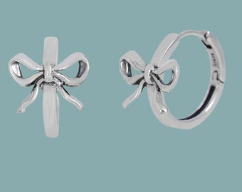 Piccoli orecchini a cerchio con fiocco, in argento Sterling 925