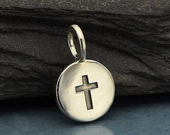 Breloque croix en argent sterling, croix gravée, disque avec croix, breloque disque en argent, bijoux croix en argent, bijoux croix, breloque foi