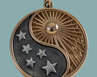 Pendentif Yin Yang : soleil en bronze et étoiles en argent sterling, breloque céleste
