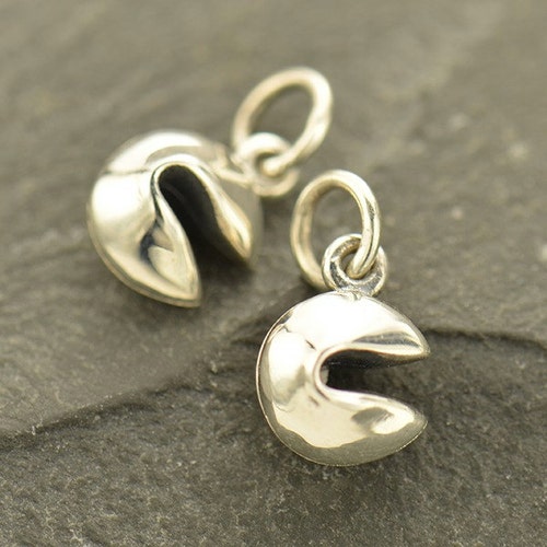 Silver FORTUNE COOKIE Chinese Food Lucky CHARM PENDANT *NEW* Silver FORTUNE COOKIE Chinese Food Lucky CHARM PENDANT *NEW*