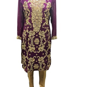 Puede incluir: Un vestido largo de manga larga morado con bordados dorados y pantalones dorados a juego.