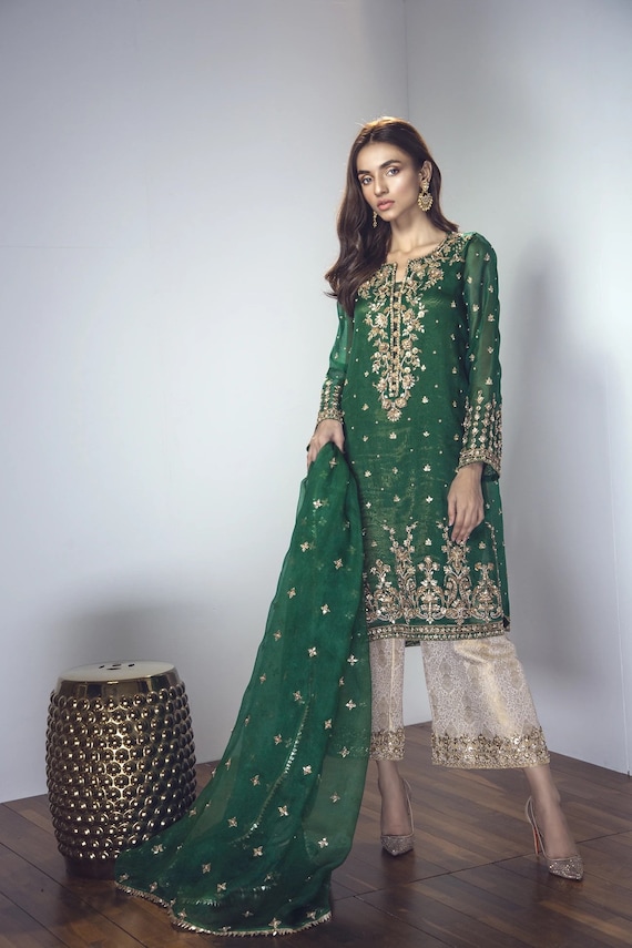 Mehndi Design Collection 2023 | Pakistani mehndi dress, Mayon dresses,  Pakistani bridal dresses