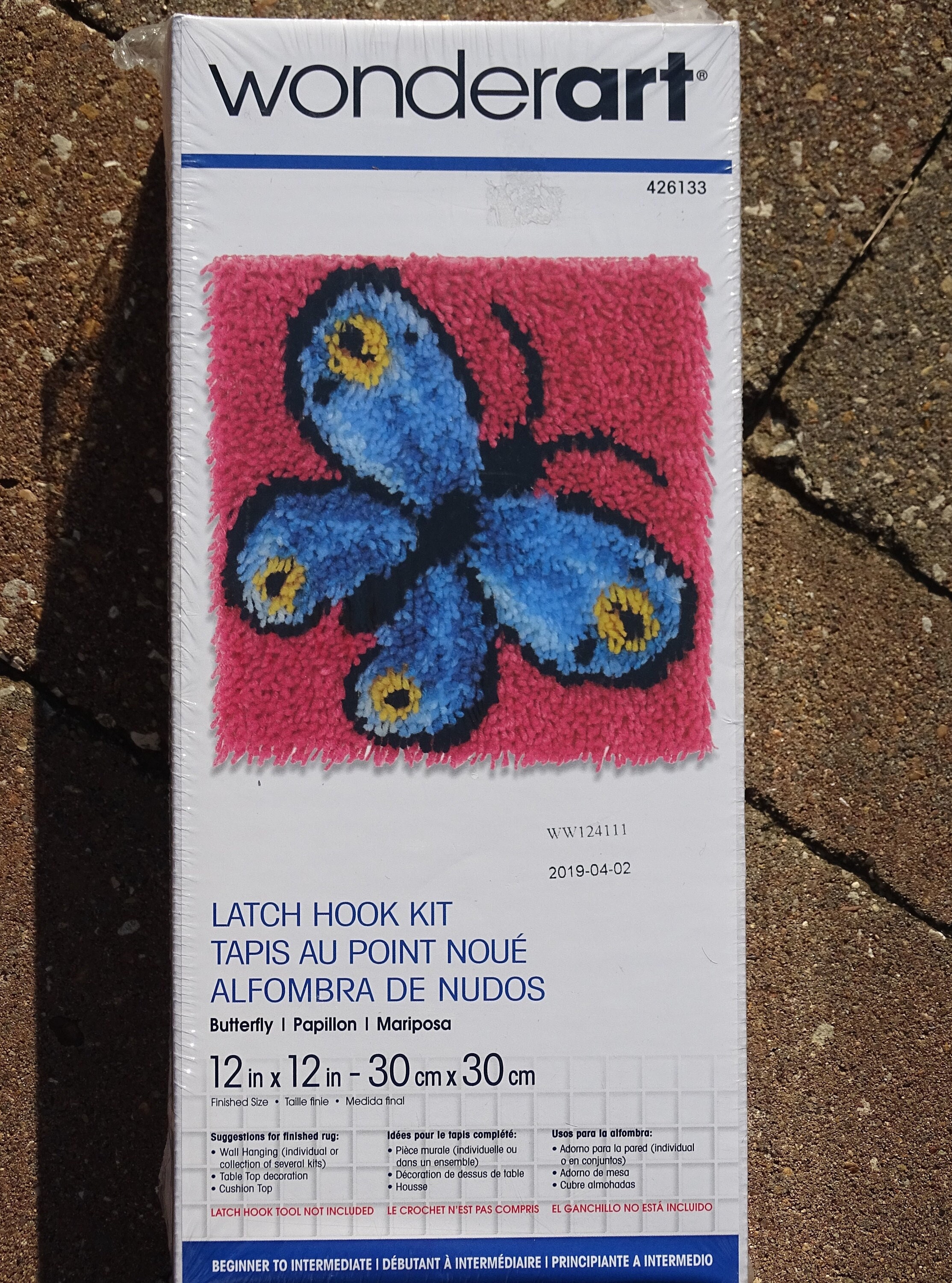  LEISURE ARTS Latch Hook Kit Bee, 16, Latch Hook Kit