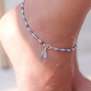 Tobillera de aguamarina y perlas, tobillera de plata de ley con piedras preciosas, tobillera con dije de pluma, joyería delicada para la playa.