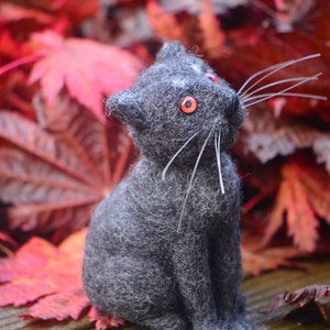 Needle felted toy Halloween Black Cat with red eyes, Small wool toy Black Cat, Handmade Wool Sculpture by Homaaxel image 3