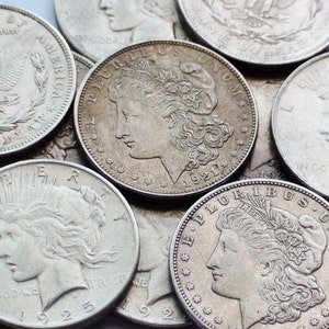 Amerikaanse 1 Morgan & 1 Peace zilveren dollar, lot van twee munten, willekeurige datums 1878-1935