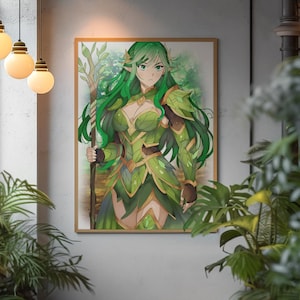 Könnte beinhalten: Ein gerahmter Druck mit einem Anime-Charakter mit grünen Haaren in einem Outfit mit Blättermotiv, der einen Stab hält. Das Kunstwerk hat ein Fantasy-Thema mit einer hellgrünen und braunen Farbpalette. Der Druck wird an einer grauen Wand gezeigt, umgeben von Pflanzen.