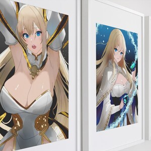 Puede incluir: Tres impresiones artísticas enmarcadas de estilo anime. Cada una representa a una mujer rubia de ojos azules con un atuendo blanco y dorado. El estilo artístico es detallado, con temática fantástica.