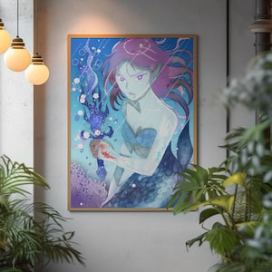 Könnte beinhalten: Gerahmtes Kunstwerk mit einer Meerjungfrau mit lila Haaren und blauem Schwanz, die ein leuchtendes blaues Schwert hält. Die Meerjungfrau hat einen entschlossenen Ausdruck vor einem blau-violetten Hintergrund. Das Kunstwerk ist in einem Holzrahmen.
