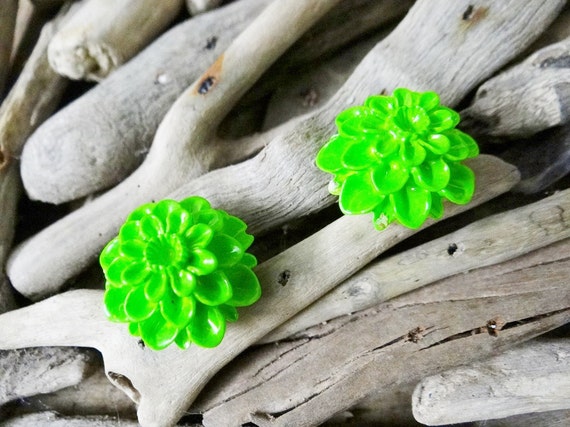 Green UV Neon Fluoro Dahlia Studs Stud Earring Earrings Flower Fluro Fluorescent Fluoroscent Ultraviolet Cabochon Cabochons Flatback