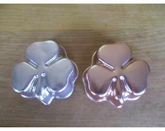 Lote de dos moldes para hornear con forma de trébol, color cobre, estilo vintage de los años 60.