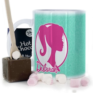 Personalisierte Rosa Puppenbecher | Besonders angefertigt mit Name/Initialen | 325 ml Becher mit Schokoladen-Rührer und Marshmallows