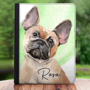 Könnte beinhalten: Eine Aquarell-Illustration eines französischen Bulldoggen mit braunem und weißem Fell. Der Hund schaut mit einem verspielten Ausdruck in die Kamera. Der Hintergrund ist ein hellgrüner Aquarell-Wasch. Der Name des Hundes, "Rosa", ist in schwarzer Schrift unter dem Hund geschrieben.
