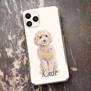 Puede incluir: Carcasa blanca para iPhone con una ilustración de acuarela de un perro pequeño blanco. El perro está sentado y mirando a la cámara. El nombre "Kade" está escrito en cursiva debajo del perro.