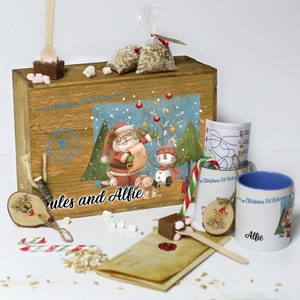Caja de Nochebuena personalizada con tapa, incluye taza y agitador de chocolate caliente, bastón de caramelo, carta de Papá Noel, bolas de comida de reno con nombre