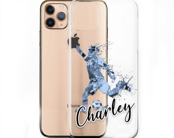Może przedstawiać: Przezroczyste etui na telefon z niebieskim akwarelowym wzorem przedstawiającym piłkarza kopiącego piłkę. Tekst "Charley" jest napisany czarnym kursywą na etui.