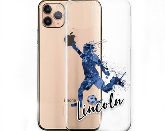 Może przedstawiać: Przezroczyste etui na telefon z niebieskim akwarelowym wzorem przedstawiającym piłkarza kopiącego piłkę. Nazwa "Lincoln" jest napisana czarnym, ozdobnym pismem na etui.