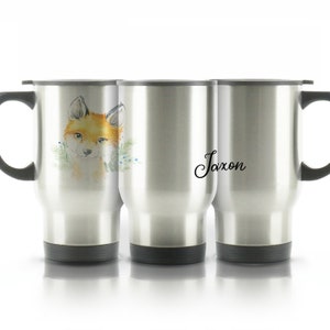 Puede incluir: Una taza de viaje de acero inoxidable con una ilustración de un zorro y el nombre "Jaxon" impreso en ella.