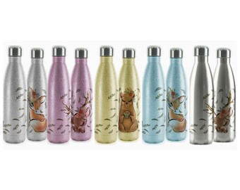 Puede incluir: Conjunto de diez botellas de agua de acero inoxidable con varios diseños de animales y naturaleza. Las botellas son en tonos plata, rosa, amarillo, azul y verde.