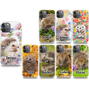 以下が含まれることがあります： ハリネズミのカラフルなデザインが施された透明な携帯電話ケースが10個。各ケースには、フレイヤ、ダーシー、ジェイミー、インディア、ローラ、レイチェル、ソフィア、オリビアという異なる名前が印刷されています。