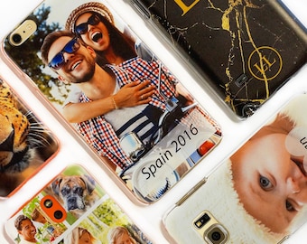 Op de afbeelding: Vijf verschillende telefoonhoesjes met gepersonaliseerde foto's. De hoesjes zijn transparant en laten de foto's door het plastic zien. De foto's omvatten een stel op een scooter, een tijger, een baby, een hond en een gezin.
