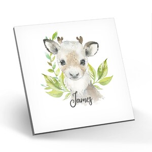 Puede incluir: Una ilustraci&oacute;n de acuarela de un cervatillo con grandes ojos marrones y cuernos. El cervatillo est&aacute; rodeado de hojas verdes y el nombre "James" est&aacute; escrito debajo del cervatillo.