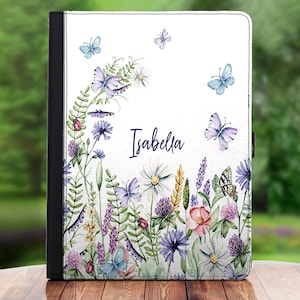 Könnte beinhalten: Eine weiße Tablethülle mit einem Blumendesign mit Schmetterlingen und dem Namen "Isabella" in Blau.