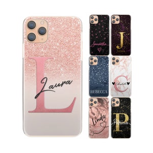 Può includere: Un set di 10 custodie per telefono personalizzate con diversi design e nomi. Le custodie presentano una varietà di sfondi, tra cui glitter, marmo e stelle. Ogni custodia ha una lettera e un nome stampati.