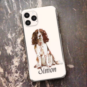 Könnte beinhalten: Eine weiße iPhone-Hülle mit einer Aquarell-Illustration eines braunen und weißen Springer Spaniel Hundes. Der Hund sitzt und schaut nach rechts. Der Name "Simon" steht unter dem Hund.