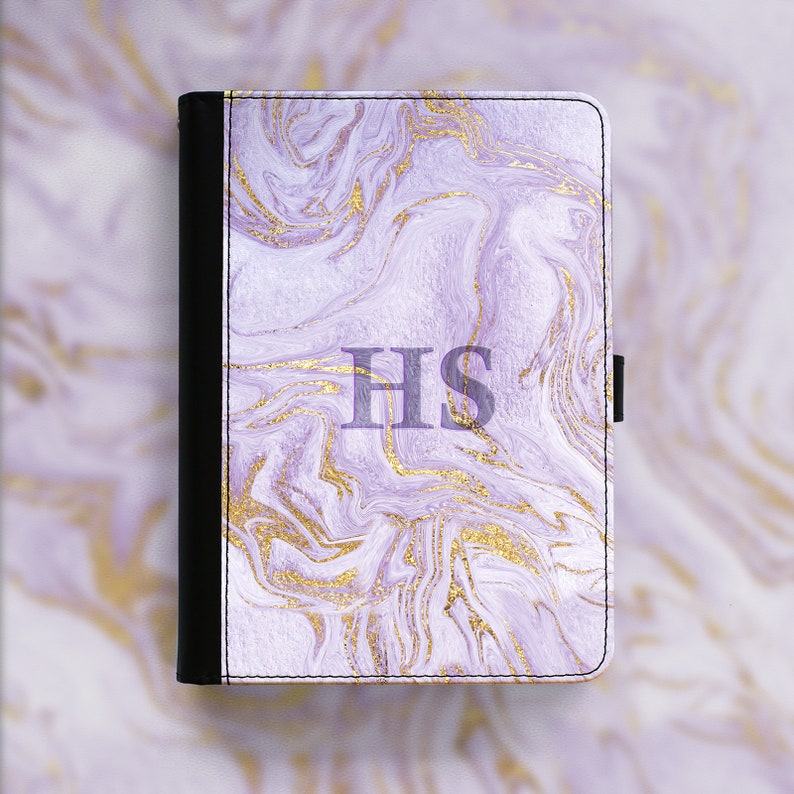 Peut inclure: Couverture de carnet marbr&eacute;e de couleur pourpre et or avec les initiales "HS" en blanc.