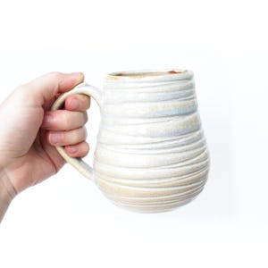 Taza de cerámica blanca perlada con asa / Cerámica torneada en estudio de lotes pequeños / Cómoda taza de café hecha a mano