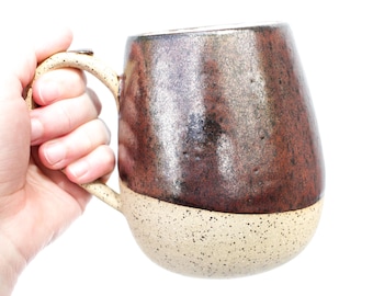 ろくろで成形した陶器のコーヒーマグ：素朴な赤い炻器の陶器