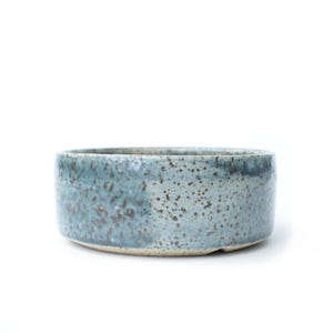 Puede incluir: Un juego de tres tazas de cerámica con acabado moteado y mate. Las tazas son de color crema, gris claro y gris oscuro. Cada taza tiene un diseño simple y minimalista.