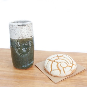 Vaso de viaje de gres verde moteado: Vaso de cerámica hecho a mano para llevar. imagen 10