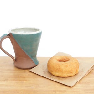 Taza de cerámica turquesa roja mate / Olla de cerámica torneada / Taza de café artesanal hecha a mano