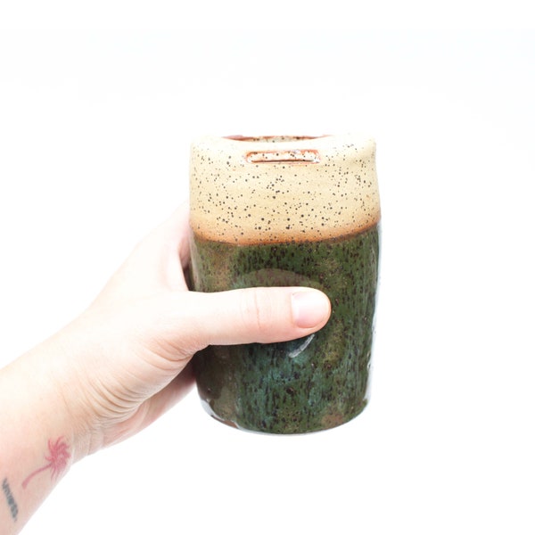 Groene keramische reisbeker Sip Top To-go Cup | Wiel gegooid gespikkeld steengoed aardewerk | Handgemaakt voor ijskoffie thee | Klaar om cadeau te verzenden
