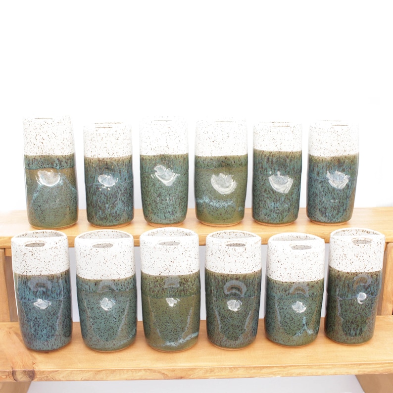 Vaso de viaje de gres verde moteado: Vaso de cerámica hecho a mano para llevar. imagen 8