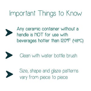 Puede incluir: Cosas importantes que debes saber sobre los recipientes de cer&aacute;mica. Cualquier recipiente de cer&aacute;mica sin asa no debe utilizarse con bebidas m&aacute;s calientes que 120 &deg;F (48 &deg;C). Limpiar con un cepillo para biberones. El tama&ntilde;o, la forma y los patrones de glaseado var&iacute;an de una pieza a otra.