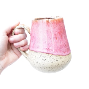 Taza de cerámica torneada con rueda rosa coral / Cerámica moteada de lote pequeño / Taza de café y té hecha a mano con asa