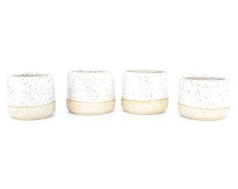Taza de café expreso cortada de cerámica blanca moteada: Cerámica artesanal de gres