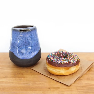Vaso de cerámica azul cobalto: Cerámica de arcilla negra hecha a mano, con tapa para beber