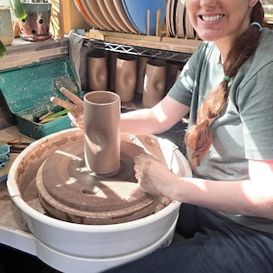Vaso de viaje de gres verde moteado: Vaso de cerámica hecho a mano para llevar. imagen 7