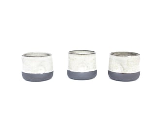 Taza de espresso cortada de gres blanco y negro: Cerámica artesanal