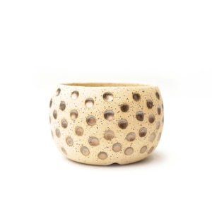 Maceta pequeña de cerámica para cactus de 8,25 cm: Gres moteado con esmalte metálico bronce y efecto cráter.