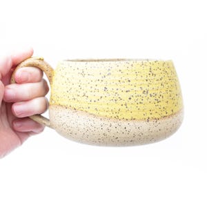 Taza de cerámica con motas amarillas: taza de café grande hecha a mano