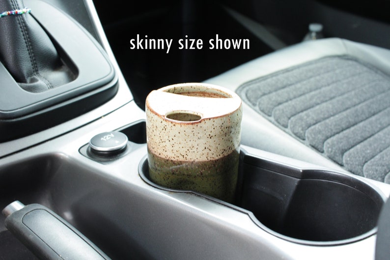 Puede incluir: Una taza de cer&aacute;mica con un esmalte marr&oacute;n y blanco moteado y un esmalte verde en la parte inferior. La taza est&aacute; sentada en un portavasos de coche. "Skinny size shown" est&aacute; escrito en texto blanco sobre un fondo negro encima de la taza.