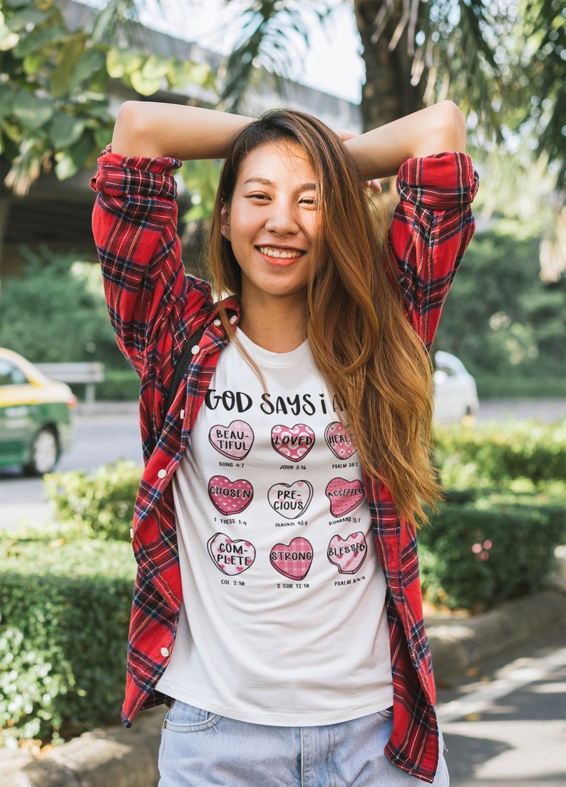 God Says I am Strong Shirt, Faithful Valentines T-Shirt, Inspirational Valentines Tee, Bible Verse Valentine's Sweatshirt imagen 4