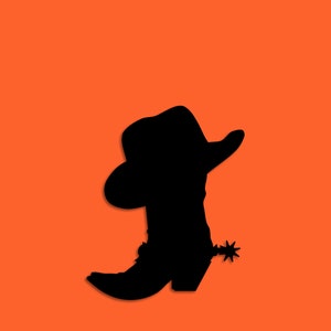 Pu&ograve; includere: Silhouette nera di uno stivale e di un cappello da cowboy su sfondo arancione. Lo stivale ha uno sperone. Il cappello &egrave; appoggiato sullo stivale, creando un'immagine western classica.